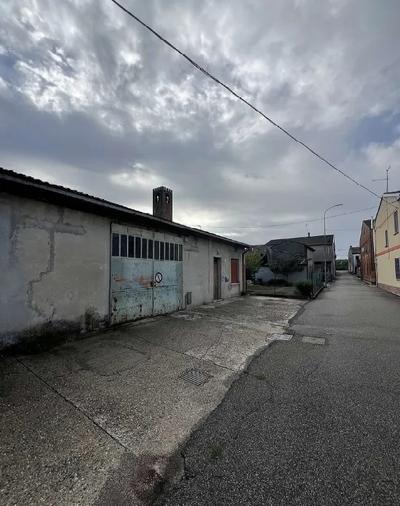 magazzino ad un piano fuori terra in località Libiola. l'immobile si compone di ambiente principale adibito a magazzino, ulteriore stanza adibita a magazzino, piccolo locale wc, due stanze adibite ad ufficio con ingresso e sul fronte antistante vi è piccola area cortiva.