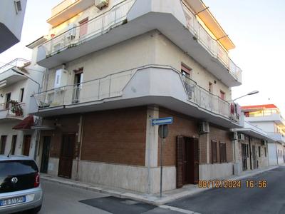 Appartamento posto al primo piano fuori terra di un fabbricato di tre piani...