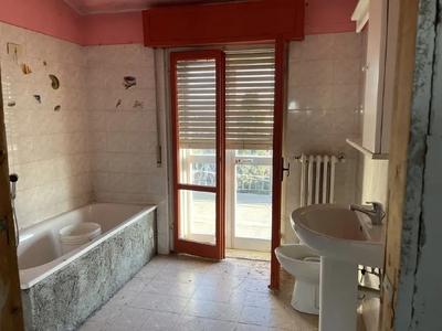 in Comune di Solza (BG), via Roma 27: piena proprietà di (i) appartamento posto all’ultimo piano di piccola palazzina da una zona cucina, una zona giorno, un ripostiglio, una camera, uno studio, un bagno e due ampi balconi e (ii) di un posto auto al piano terra (spazio del cortile non ben definito da confini netti).