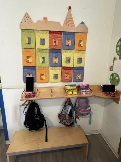N.9 mensole porta indumenti in legno chiaro con scomparti diagonali in metallo e n. 5 coppie di ganci appendiabiti in metallo. Valore di € 180,00.