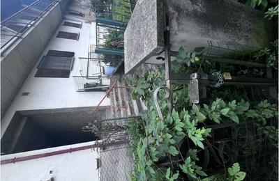 Casa indipendente su due livelli fuori terra, oltre a cantina interrata e sottotetto, con terreni e strada di accesso a contorno.