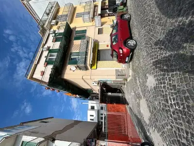 Appartamento sito in Pozzuoli (Na) alla via Giacinto Diano n. 13 (catastalmente n. 15), posto al piano rialzato (catastalmente piano terra), con ingresso dalla porta in fondo a sinistra dell’androne condominiale, composto da ingresso, soggiorno, una camera, cucina e bagno. La superficie lorda commerciale è pari, arrotondata, a 71.00 mq.