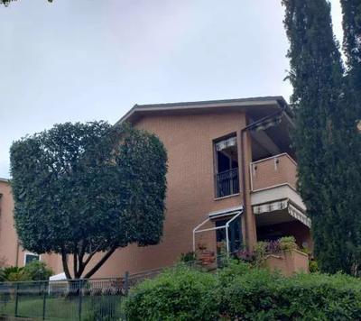 abitazione al piano primo, sup. mq 94, composta da zona giorno con soggiorno con retro cucina separata; zona notte composta da due camere, due bagni, uno dei quali a servizio della camera matrimoniale. Vi sono due balconi coperti; autorimessa al piano interrato; il tutto meglio precisato nella perizia alla quale si fa riferimento.