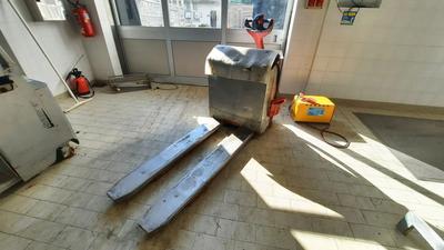 (Lotto n.10) - Transpallet elettrico privo di identificativi, con n.1 chiave, privo di caricabatteria. 