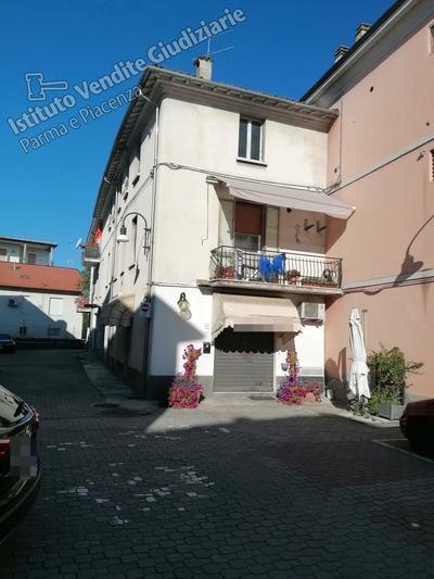 Lotto 1 - Appartamento ad uso civile abitazione di mq. 77 circa posto al piano secondo di complesso immobiliare, costituito da ingresso, due ripostigli (uno dei quali con accesso diretto dal ballatoio), cucina, sala, due camere, un bagno e un balcone.