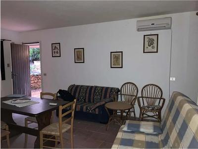 Appartamento sito in Comune di Olbia (SS), Località Porto Rotondo al piano terra del corpo B1 del condominio Sa Poderada, composto da un soggiorno con angolo cottura, un disimpegno, una camera da letto, un servizio igienico, una veranda coperta ed una corte esclusiva. Superficie lorda: circa 55,55 m², distinto al l NCEU al Foglio 2, Particella 650, Subalterno 12, Categoria A/2, Classe 2, Consistenza vani 2,5, rendita € 426,08.