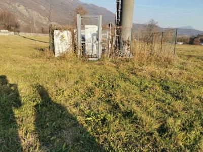 in Comune di Caprie – Via Industrie: Terreno agricolo: terreno agricolo piano in cui e’ posizionato un traliccio ripetitore di proprieta’ di terzi con diritto di superficie e proprieta’ superficiaria per anni 21 a far data dal 21.07.2016.Coerenze: Strada Vicinale, particelle 89-414-415-93-96-74-301-75 del Foglio 18.