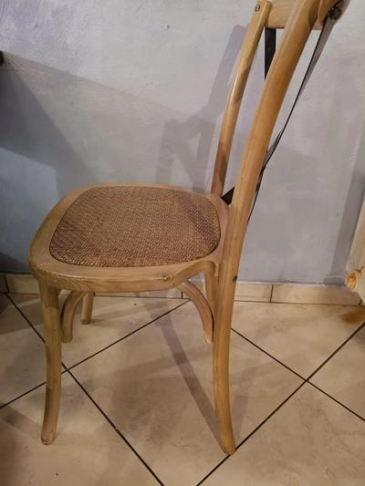 Lotto composto da: Bancone BAR lunghezza 3m circa con accessori (Frigorifero, lavatazze, lavandino) con vetro; Frigorifero/Banco refrigerato in acciaio inox Sifar; Macchina per il caffè a 3 gruppi Faema; Televisore 40 pollici Samsung; n. 12 Tavolini quadrati colore nero e marrone; n. 11 sedie in ferro battuto bianco e n. 15 sedie in legno impagliate; n. 8 Lampadari a sospensione forma mezza sfera; diverse mensole nere.