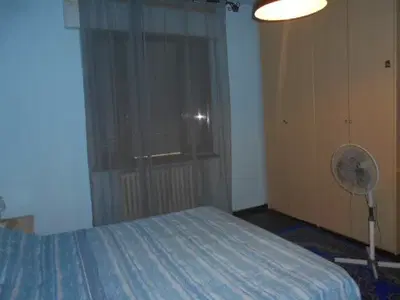 Piena proprietà di abitazione al pt-1 con garage e annesse aree cortilive esclusive, oltre a due vecchi fabbricati ad uso magazzini in corpo separato, L'immobile è così composto: al piano terra ingresso, l'ex garage (adibito a vano abitativo)  ampio soggiorno collegato ad una cucina , piccolo disimpegno d ed un bagno. Al p1, due ampie camere da letto di mq. 16,10 e mq. 16, un bagno di mq. 4,60 ed un terrazzino di mq. 5,64. Libero