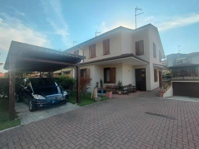 Quota di 1/9 di piena proprietà relativa ad una porzione di testa di un fabbricato a schiera con annessi garage e corte esclusiva, sito in Lendinara (RO) Via dei Marinai n. 10. Occupazione: occupato in virtù di diritto di abitazione ex art. 540 c.c. opponibile alla procedura. Regolarità urbanistico-edilizia-catastale, vincoli e oneri come da perizia.