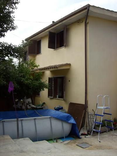 lotto unico:  Villetta ubicata a Aprilia (LT)  di superficie convenzionale di mq. 341,42 inserito in contesto residenziale in località Fossignano di Aprilia, accessibile via pubblica delle Ghiandaie n.21; non sussiste corrispondenza catastale, si deve procedere aggiornamento del catasto urbano, è possibile sanare le difformità riscontrate; occupato dal debitore esecutato; 