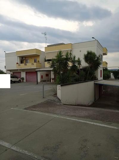 Appartamento in discrete condizioni generali sito al piano primo di zona periferica dell’abitato di Marina di Nova Siri (MT), composto da ingresso, soggiorno, zona pranzo, cucinino, n. 2 bagni, ripostiglio, n. 3 camere da letto e n. 3 balconi.La superficie complessiva è di circa 140,47 mq. con un’altezza utile interna di circa 2,80 m.L’intero fabbricato di cui fa parte l’appartamento è composto da n. 3 piani complessivi (n. 2 fuori terra e n. 1 interrato) ed è insistente su area recintata.