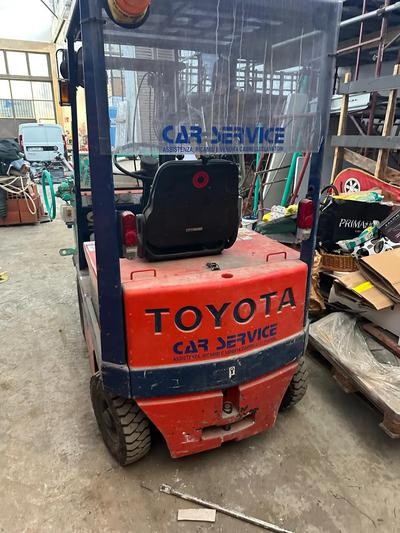 Muletto elettrico marca Toyota mod.4FBL, portata kg.1350, altezza massima mt.3,00, quattro ruote, completo di carica batteria
