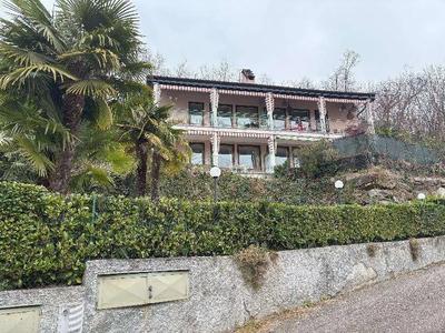 Unità residenziale posta al piano terreno con annessa cantina pertinenziale al piano seminterrato, composta da ingresso, soggiorno, angolo cottura, disimpegno, due camere da letto, portino; con box...