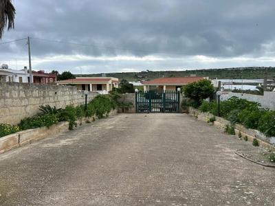 Lotto unico: proprietà di una villetta autonoma, costituita da una sola elevazione fuori terra, che insiste su un’area di pertinenza, sita nel Comune di Pachino (Sr), c.da Morghella, posizionato nella zona costiera che si sviluppa fra Marzamemi e Porto Palo di Capopassero, nei pressi del Pantano Morghella, nelle vicinanze della omonima spiaggia, censito al N.C.E.U. del Comune di Pachino al Foglio 23 particella 821 subalterno 6.