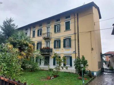 Corpo A: appartamento al piano secondo composto da ingresso, soggiorno, cucina, due camere da letto matrimoniali, una camera singola, un bagno, un balcone e un terrazzo con veranda. Soffitta posta al quarto livello dell’edificio. Tettoia ubicata esternamente, locale centrale. Escluso il corpo B. Non si dichiara la conformità edilizia/urbanistica e catastale. Difformità regolarizzabili mediante sanatoria. CL.EN. F. Libero.