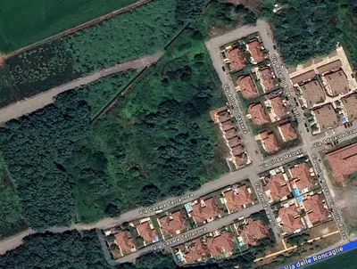 In comune di Roncaro (PV) piena proprietà per la quota intera 1/1 di compendio immobiliare costituito da terreni incolti tra la via Cassarà e la via Terranova 