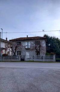 Abitazione su 2 piani fuori terra, completa di magazzino...
