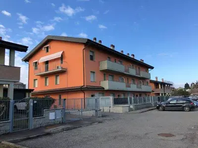 Appartamento e un box in San Rocco al Porto, via Unità d’Italia n. 75...