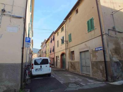 Piena proprietà di appartamento per civile abitazione facente parte di maggior fabbricato: porzione di edificato storico a schiera.