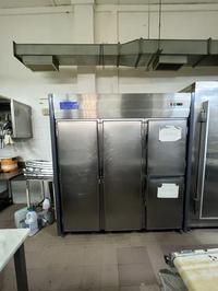 Un frigo a quattro ante (due grandi e due piccole) in...
