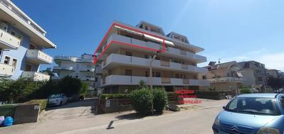 Appartamento di civile abitazione al piano terzo di fabbricato condominiale e pertinenziale box auto al piano terra sito a Martinsicuro (TE), Via Vomano n°14