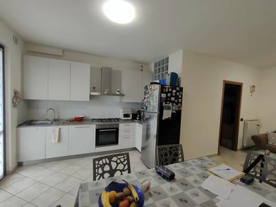 Appartamento sito in Martinsicuro (TE), Via Roma n. 25, piano 1, facente parte di una piccola palazzina plurifamiliare ed artigianale, al piano primo, censito in Catasto Fabbricati del Comune di Martinsicuro (TE) al Foglio 6, Particella 2099, Subalterno 6, Zona censuaria 1, Categoria A/2.