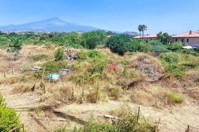 Area urbana edificabile a San Giovanni La Punta (CT), tra via Teano e via della Regione. Superficie catastale di 6730 mq. Area parte di programma costruttivo convenzionato nel 2005 per realizzazione di 96 alloggi sociali (30 già realizzati). Lavori interrotti. Terreno incolto. Stato di abbandono Per maggiori informazioni visitare il portale www.quimmo.it - Codice annuncio 2536654