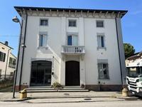 Negozio posto al piano terra (sul lato via Emilia il...