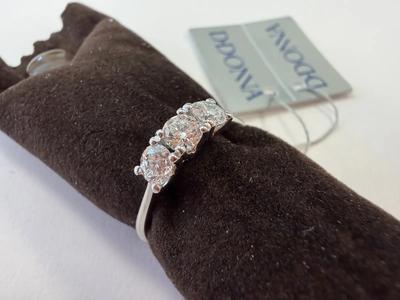 RIF 23: ANELLO IN ORO BIANCO 18 KT TIPO TRILOGY MARCA D-DONNA GR. 2,86 CON TRE DIAMANTI G-VVS PER CT 0,70 COMPLESSIVI