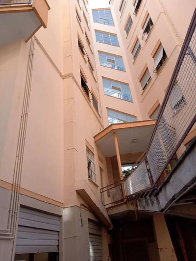 Piena proprietà per 1/1 su immobile in Viterbo, Via Monte Nevoso 7, situato al piano seminterrato di un condominio, cominicante attraverso una porta con altro locale di terzi non pignorato, dotato di impianti e servizio igienico, di mq. utili 99. Occupato da terzi senza titolo. Vi sono abusi consistenti nell'apertura di porta di comunicazione con locale di proprietà di terzi, realizzazione bagno e assenza scala presente in planimetria. Vi sono oneri condominiali insoluti.