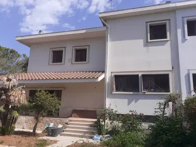 Villetta a schiera laterale a BRINDISI VIA TORPEDINIERE CENTAURO, quartiereCASALE, della superficie commerciale di 319,61 mq per la quota di 100/100 di pienaproprietàL'IMMOBILE E' UBICATO IN BRINDISI ALLA VIA TORPEDINIERECENTAURO, IN ZONA PERIFERICA - CASALE PORTICCIOLO. E' DELLATIPOLOGIA A SCHIERA E SI SVILUPPA SU TRE LIVELLI.