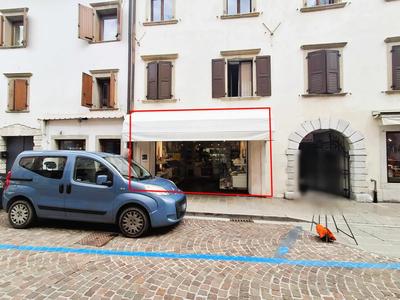 Negozio, in Tolmezzo, via Giacomo Matteotti n. 2D