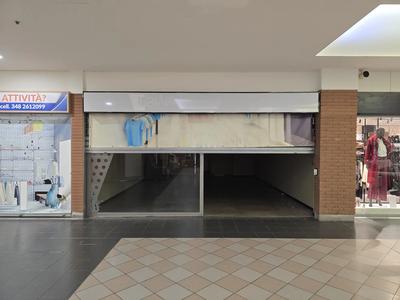 Negozio in centro commerciale sito a Giacciano con...
