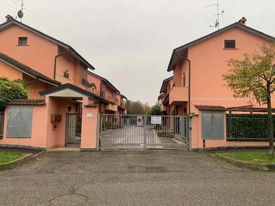 Villetta a schiera, disposto su tre livelli fuori terra situata in una zona periferica. E’ costituito al piano terra da ingresso, locale soggiorno/pranzo, cucina, lavanderia ricavata come bagno, autorimessa e area/giardino esterno, al piano primo vi sono due camere, corridoio, un locale di sgombero utilizzato come altra camera, bagno e due balconi, al piano secondo è localizzato un locale accessorio, ma utilizzato come camera, senza permanenza di persone.