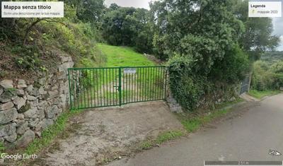 Terreno mq 768   con destinazione agricola, sito nella periferia del paese  di Calangianus,  in località Lu Fungoni, ricade sia sul Piano di Fabbricazione Vigente che nella Variante al Piano Urbanistico Comunale adottato nella zona Urbanistica E 5.2.