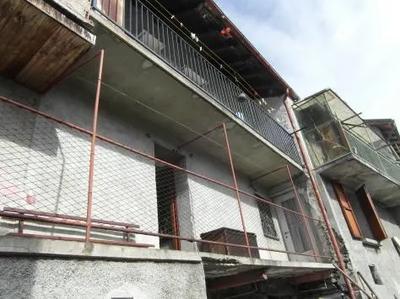 abitazione popolare con al piano terra soggiorno, angolo cottura, bagno e balcone, al piano primo sottostrada due camere da letto e un balcone, al piano secondo sottostrada un locale cantina