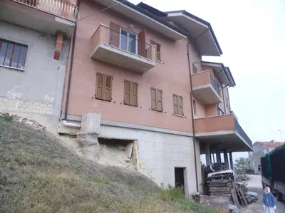 Diritti pari ad 1/1 di piena proprietà su appartamento con magazzino e garage ubicati in un fabbricato civile abitazione, sito in comune di Rapagnano, Contrada Solagna n.4, nelle immediate vicinanze del centro abitato di Rapagnano. Foglio 5 particelle 238 (sub 7  c/2 71 mq) - (sub 9 A2 8 vani) ; (sub 11 C6 85mq)