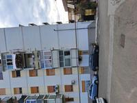 quota di 2/9 di proprietà dell' appartamento facente parte di un fabbricato posto al piano quarto in edificio condominiale a sei elevazioni fuori terra e copertura piana a lastrico solare. Il fabbricato è dotato di ascensore. L'appartamento si compone di ingresso e disimpegno, vano pranzo/soggiorno, salone, vano letto, cucina con annesso ripostiglio e WC oltre n.2 balconi di pertinenza.