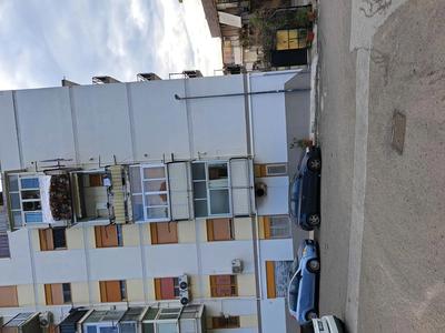quota di 2/9 di proprietà dell' appartamento facente parte di un fabbricato posto al piano quarto in edificio condominiale a sei elevazioni fuori terra e copertura piana a lastrico solare. Il fabbricato è dotato di ascensore. L'appartamento si compone di ingresso e disimpegno, vano pranzo/soggiorno, salone, vano letto, cucina con annesso ripostiglio e WC oltre n.2 balconi di pertinenza.