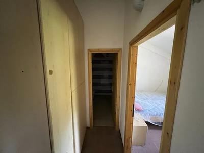 Diritto di piena proprietà per la quota dell’intero su appartamento di civile abitazione posto al piano secondo di più ampio fabbricato sito in Comune di Montemignaio (AR), loc. Secchieta, accessibile da vano scale o ascensore a comune, oltre a proporzionali diritti sui beni comuni non censibili. 