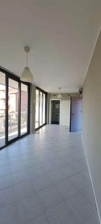 Per la piena ed intera proprietà: Appartamento (monolocale) della superficie commerciale di 35,22 mq in edificio di 4 piani fuori terra.  L’appartamento, posto al piano primo, è costituito da un unico ambiente di forma rettangolare, con accesso ad un balcone stretto e lungo, l’ambiente è predisposto all'allestimento con angolo cottura, soggiorno e area letto. Un piccolo antibagno ospita il lavabo e separa gli ambienti di vita dal locale bagno