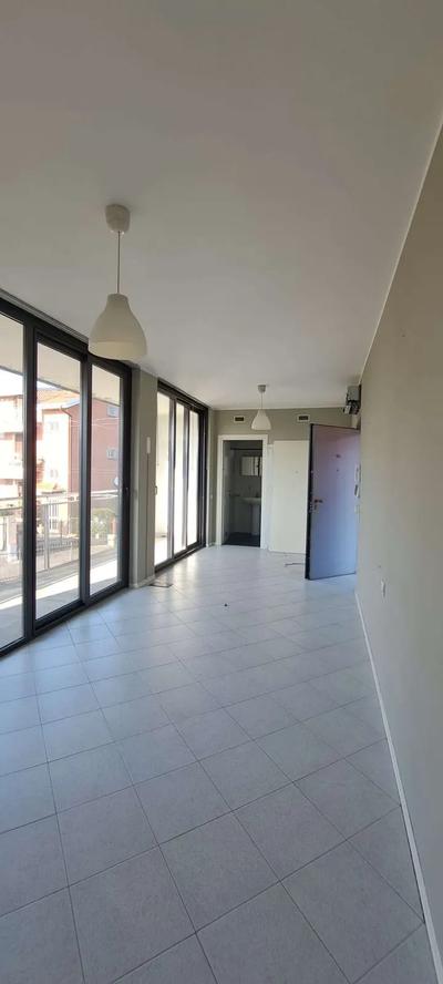 Per la piena ed intera proprietà: Appartamento (monolocale) della superficie commerciale di 35,22 mq in edificio di 4 piani fuori terra.  L’appartamento, posto al piano primo, è costituito da un unico ambiente di forma rettangolare, con accesso ad un balcone stretto e lungo, l’ambiente è predisposto all'allestimento con angolo cottura, soggiorno e area letto. Un piccolo antibagno ospita il lavabo e separa gli ambienti di vita dal locale bagno