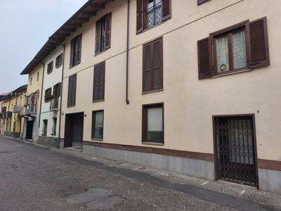 l piano terreno, con accesso diretto da via Torino 177 e secondo accesso da cortile interno di via Torino 181, locale commerciale composto da due locali sul fronte strada, un locale verso cortile i...