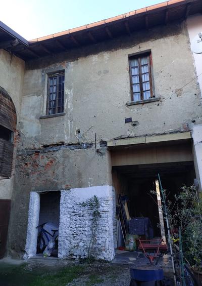 Quota di 1/1 del diritto di piena proprietà di compendio immobiliare in Vertemate con Minoprio (CO), Via Vittorio Veneton.9, superficie catastale di 74,00 mq costituito da: A) Porzione di fabbricato a corte costituita da appartamento disposto su tre piani.B) Piccola porzione di terreno adibita a cortile