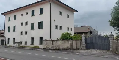 LOTTO A: TRATTASI DI UNA UNITA' IMMOBILIARE RESIDENZIALE IN EDIFICIO BIFAMILIARE DI TRE PIANI FUORITERRA PIU' PARZIALE INTERRATO, CON ACCESSO UNICO COMUNE ALLE DUE UNITA'. L'UNITA' ABITATIVA OGGETTO DELLA STIMA E' COMPOSTA AL P.T. DA UN LOCALE AD USO TAVERNA, BAGNO E IL VANO SCALA; ALL'ESTERNO SI TROVA IL PORTICO COMUNE; AL P.1 UN DISIMPEGNO, LA CUCINA, IL SOGGIORNO, L'ANTIBAGNO E IL BAGNO; AL P.2 DISIMPEGNO, 4 CAMERE DA LETTO E 2 BAGNI. AL P. INT. SI TROVA LA LAVANDERIA, LA CENTRALE TERMICA E RIPOSTIGLIO.