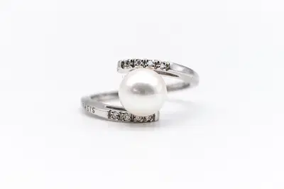 Anello ed orecchini in oro bianco con perla e diamanti (Lotto 278)