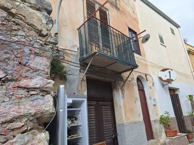 Bilocale da riqualificare al piano primo sito a San Cipirello (PA), in via...