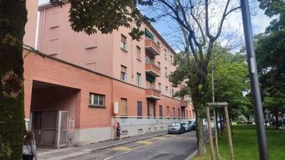 Piena proprietà di appartamento, oltre a cantina pertinenziale e box singolo, con superficie commerciale di circa 60 mq., posto al piano primo, composto da ingresso, bagno, cucina con balcone, soggiorno e camera. Vincoli ed oneri giuridici che non saranno cancellati a cura della Procedura e che resteranno a carico dell'acquirente: Domanda Giudiziale per revoca Donazione trascritta il 08.04.2015 a Milano 2 ai nn. 31268/20931.