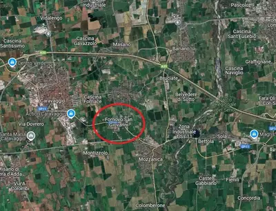 Piena proprietà di appartamento a piano terra  con accesso pedonale dal giardino. L'appartamento è composto da cucina-soggiorno, camera matrimoniale, camera singola, bagno e ripostiglio. Porzione di giardino a nord del fabbricato, accessibile solo dalle camere. Una scala esterna al fabbricato collega l'appartamento all'autorimessa. Accesso carrale da via Aldo Moro con antistante  area di manovra, in uso anche ad altre due autorimesse. All'interno del box è stata realizzato un vano ad uso lavanderia